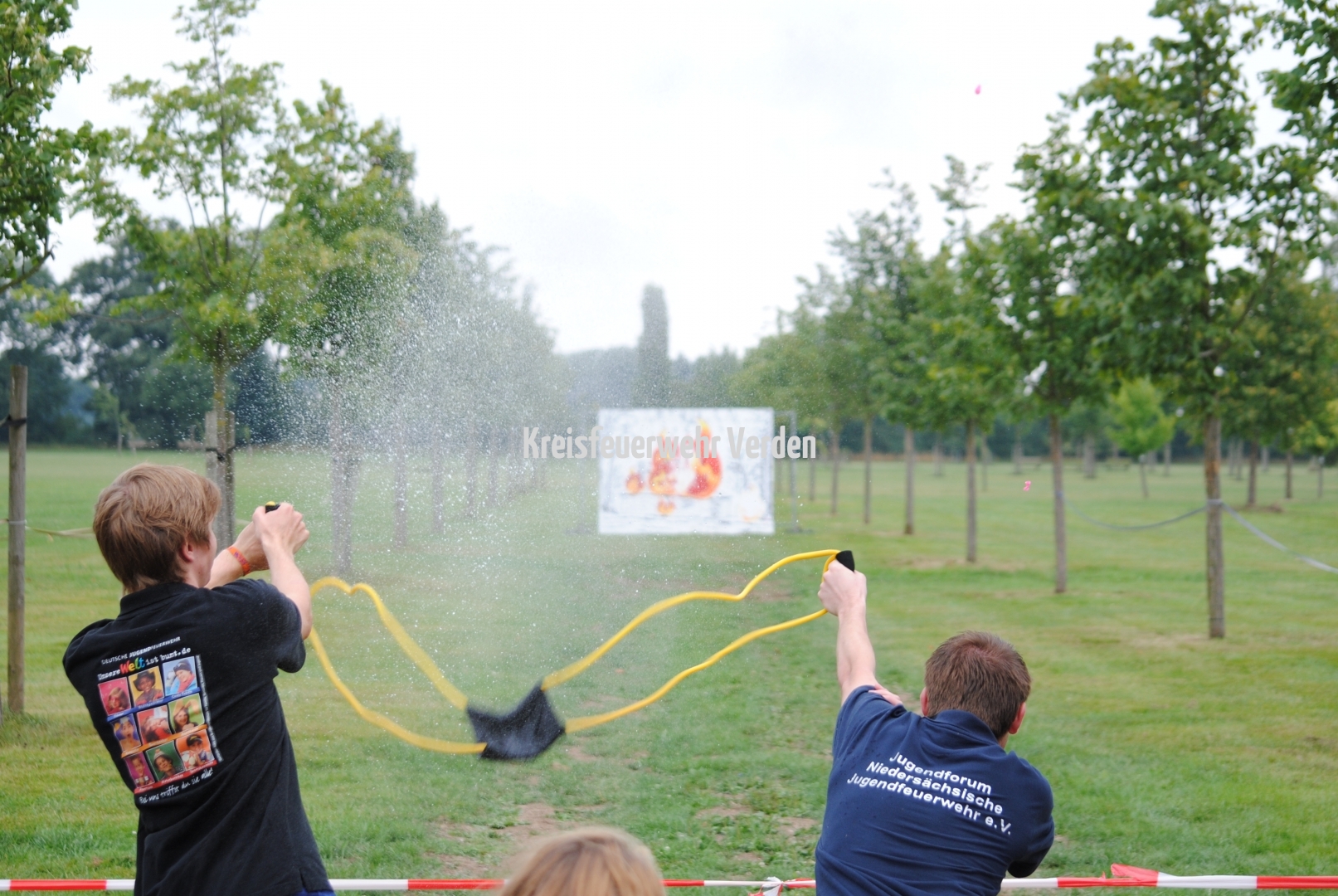 Beim Spiel Brandbekämpfung mussten die Jugendlichen Wasserballons auf ein Ziel schießen.