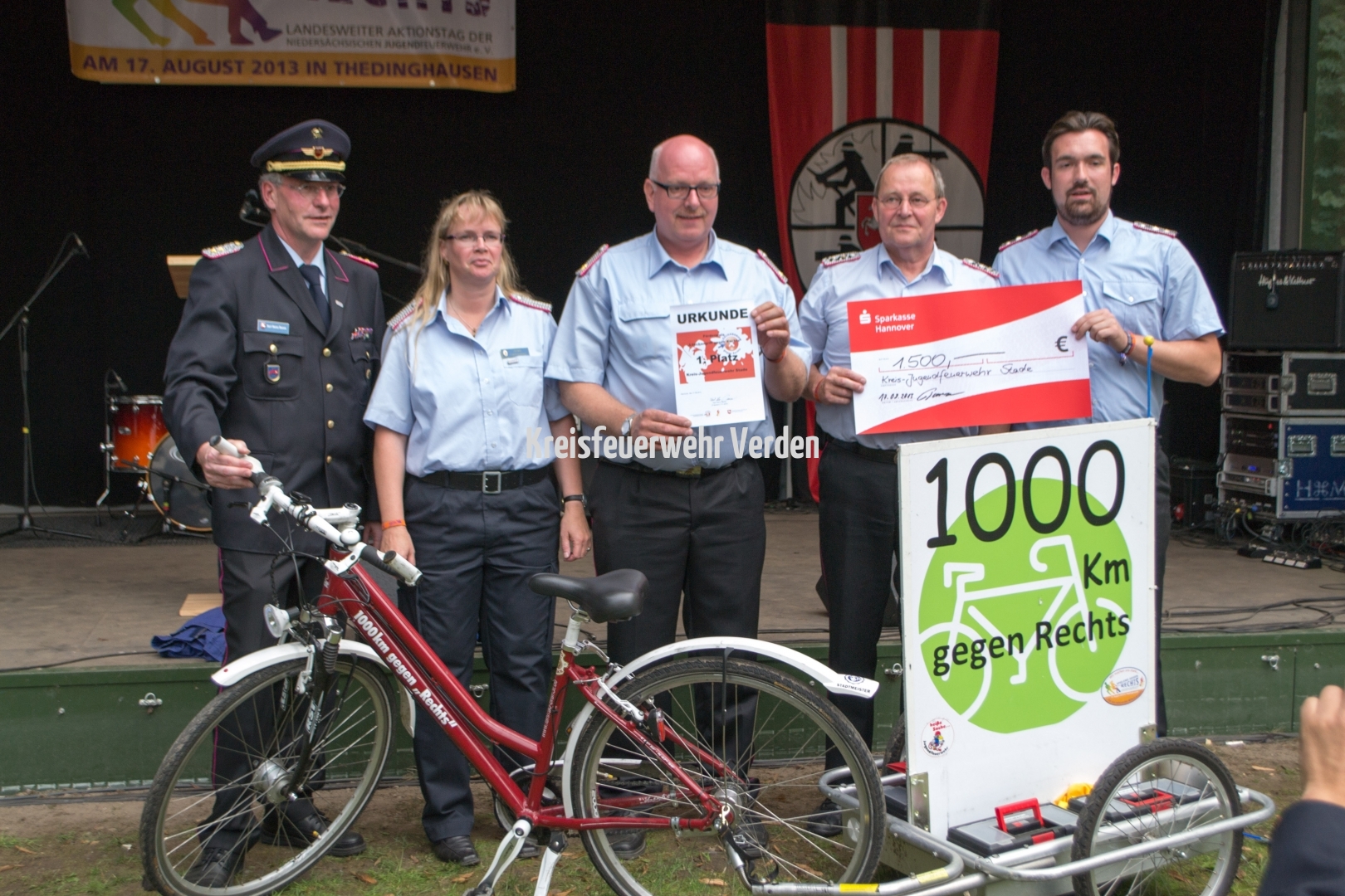 Auszeichnung der Kreisjugendfeuerwehr Stade für die Fahrradstaffel 1000 km gegen Rechts mit dem Förderpreis gegen Rechts.