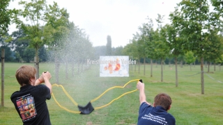 Beim Spiel Brandbekämpfung mussten die Jugendlichen Wasserballons auf ein Ziel schießen.