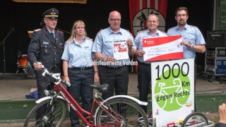 Auszeichnung der Kreisjugendfeuerwehr Stade für die Fahrradstaffel 1000 km gegen Rechts mit dem Förderpreis gegen Rechts.