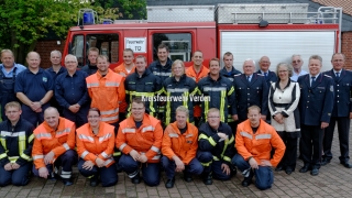 Teilnehmerfoto des Jubiläumslehrganges mit den aktuellen und ehemaligen Ausbildern sowie Kreisausbildungsleiter Lutz Mahlstez, stv. Kreisbrandmeister Peter Schmidt und der ersten Kreisräting Regina Tryta (v.r.). Teilnehmerfoto des Jubiläumslehrganges mit den aktuellen und ehemaligen Ausbildern sowie Kreisausbildungsleiter Lutz Mahlstez, stv. Kreisbrandmeister Peter Schmidt und der ersten Kreisräting Regina Tryta (v.r.).