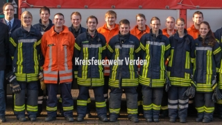 Lehrgangsfoto des Jubiläumslehrgangs mit den Ausbildern Jens Gieschen und Hans-Dieter Müller (rechts) sowie Kreisausbildungsleiter Lutz Mahlstedt, Kreisbrandmeister Hans-Hermann Fehling, Fachdienstleiter Christian Groth und dem Thedinghauser Gemeindebrandmeister Martin Köster (von links). Lehrgangsfoto des Jubiläumslehrgangs mit den Ausbildern Jens Gieschen und Hans-Dieter Müller (rechts) sowie Kreisausbildungsleiter Lutz Mahlstedt, Kreisbrandmeister Hans-Hermann Fehling, Fachdienstleiter Christian Groth und dem Thedinghauser Gemeindebrandmeister Martin Köster (von links).