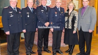 Kreisbrandmeister Hans-Hermann Fehling mit dem stv. Kreisbrandmeister Peter Schmidt, KAL Lutz Mahlstedt, dem stellv. KJF Dieter Eggert und der Ersten Kreisrätin Regina Tryta sowie Landrat Peter Bohlmann.