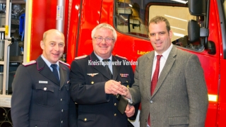 Schlüsselübergabe von Landrat Peter Bohlmann an Kreisbrandmeister Hans-Hermann Fehling und Kreisschirrmeister Wolfgang Wendt.