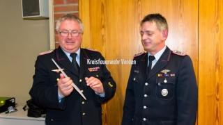 Kreisbrandmeister Hans-Hermann Fehling (links) überreicht Marko Bode die Ernennungsurkunde zum stellv. Kreisjugendwart.
