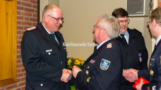 Fehling konnte zudem mehrere langjährige Führungskräfte mit dem Feuerwehr-Ehrenzeichen auszeichen. Fehling konnte zudem mehrere langjährige Führungskräfte mit dem Feuerwehr-Ehrenzeichen auszeichen.