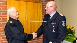 Branddirektor Ulf Günter (Niedersächsisches Innenministerium, links) ehrt den scheidenden Verdener Stadtbrandmeister Wolfgang Schmidt mit dem Feuerwehr-Ehrenkreuz am Bande in Silber.