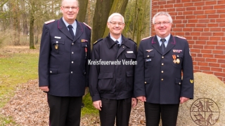 Branddirektor Ulf Günter (Mitte) zeichnete Wolfgang Schmidt mit dem Feuerwehr-Ehrenkreuz am Bande in Silber und Hans-Hermann Fehling mit dem Feuerwehr-Ehrenkreuz am Bande in Gold aus.