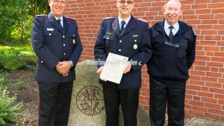 Kreisausbildungsleiter Lutz Mahlstedt (links) und Lehrgangsleiter Joachim Buß (rechts) mit Kreisausbilder Hartmut Dallmann.