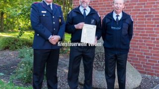 Kreisausbildungsleiter Lutz Mahlstedt (links) und Lehrgangsleiter Joachim Buß (rechts) mit Kreisausbilder Uwe Beutner. Kreisausbildungsleiter Lutz Mahlstedt (links) und Lehrgangsleiter Joachim Buß (rechts) mit Kreisausbilder Uwe Beutner.