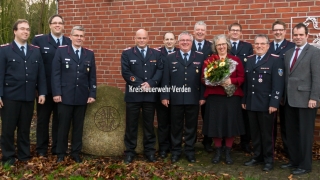 Die beförderten und geehrten Feuerwehrkräfte zusammen mit Landrat Peter Bohlmann, der Ersten Kreisrätin Regina Tryta und dem wiedergewählten Kreisbrandmeister Hans-Hermann Fehling. Die beförderten und geehrten Feuerwehrkräfte zusammen mit Landrat Peter Bohlmann, der Ersten Kreisrätin Regina Tryta und dem wiedergewählten Kreisbrandmeister Hans-Hermann Fehling.