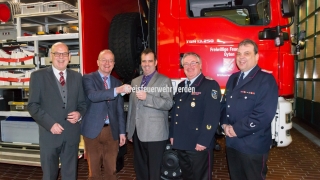 Schlüsselübergabe des SW-KatS, von links: Oytens Bürgermeister Manfred Cordes, Jürgen Grüll (PD Oldenburg), Landrat Peter Bohlmann, Kreisbrandmeister Hans-Hermann Fehling und Oytens Ortsbrandmeister Jens Rebers.