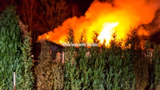 Flammen schlagen aus dem Dach.