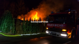 Auch über die Drehleiter der Feuerwehr Oyten gingen die Einsatzkräfte gegen die Flammen vor.