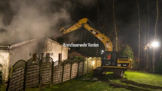 Mithilfe eines Baggers wurden Teile des Daches entfernt um auch letzte Glutnester abzulöschen.