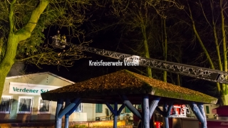 Drehleiter wird in Stellung gebracht.
