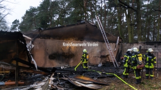 Nachlöscharbeiten und Schäden an der rückwärtigen Gebäudeseite.