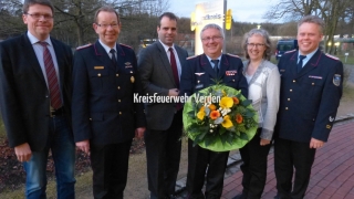 Fehling wurde für weitere sechs Jahre zum Kreisbrandmeister ernannt (von links): Fachdienstleiter Christian Groth, Achims Stadtbrandmeister Olaf Dykau, Landrat Peter Bohlmann, Kreisbrandmeister Hans-Hermann Fehling, Erste Kreisrätin Regina Tryta und Verdens Stadtbrandmeister Peter Schmidt.