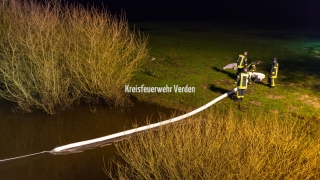 Eine Ölsperre wird auf dem Gohbach ausgebracht.