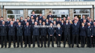 Abschlussfoto aller Teilnehmer und Ausbilder.