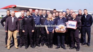 Das Team der Flugbeobachter, Piloten, mitwirkende Forstmitarbeiter und Gäste des Flugstützpunktes Hildesheim/Peine mit ihren neuen und alten Stützpunktleitern beim Anfliegen 2016.