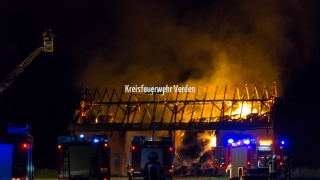 Bereits bei Eintreffen stand die Scheune in Vollbrand und Teile des Daches waren eingestürzt.