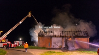 Löscharbeiten am Brandobjekt.