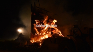 Immer wieder flammte das eingelagerte Stroh auf.