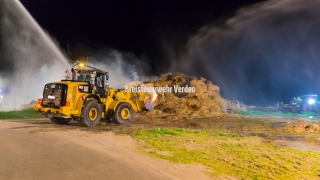 Unterstützt wurden die Löscharbeiten von einem Radlader sowie einem Trecker.