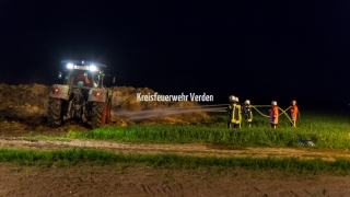 Unterstützt wurden die Löscharbeiten von einem Radlader sowie einem Trecker.