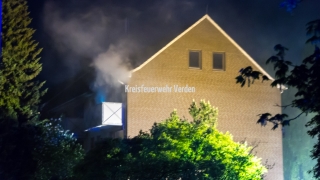 Dichter Rauch sowie Feuerschein waren aus der Brandwohnung sichtbar.