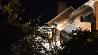 Feuerwehrkräfte unter Atemschutz auf der Drehleiter.