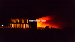 Bei Eintreffen der ersten Kräfte standen weite Teile des Gebäudes bereits in Flammen.