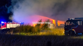 Einsatzfahrzeuge vor Ort.