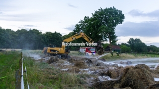 Mithilfe eines Radladers und eines Baggers wurde das Heu auseinander gezogen um verbliebene Glutnester löschen zu können.
