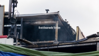 Rauchentwicklung aus dem Dach.