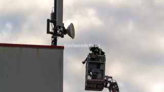 Über die Verdener Drehleiter kamen Wasser und Einsatzkräfte auf das Dach.