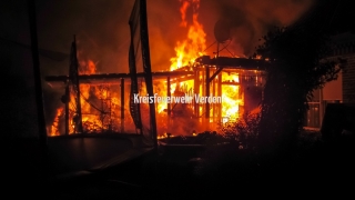 Ein Schuppen direkt an einem Wohnhaus stand in Vollbrand.