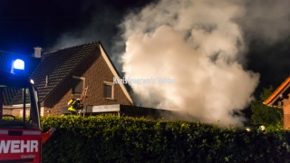Dichter Qualm steigt bei den Nachlöscharbeiten auf.