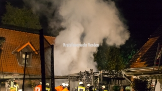 Der Schuppen wurde bei dem Brand vollständig zerstört, auch das direkt angrenzende Wohnhaus sowie ein weiteres nahe stehendes Wohnhaus wurden durch das Feuer beschädigt.