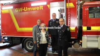v.l.: Jens Richter, Erste Kreisrätin Regina Tryta, Kreisbrandmeister Hans-Hermann Fehling, Gefahrgutzugführer Frank Boblat.