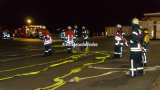 Atemschutztrupps bereiten sich auf den Innenangriff vor.