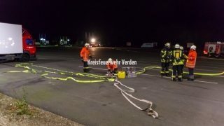 Atemschutztrupps bereiten sich auf den Innenangriff vor.