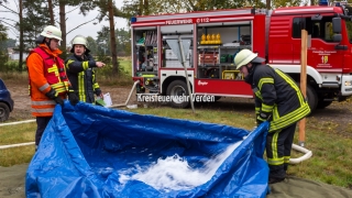 Tanklöschfahrzeuge bringen im Pendelverkehr Wasser zu einem Pufferbecken.