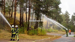 Die Löscharbeiten erfolgten parallel über mehrere Strahlrohre.