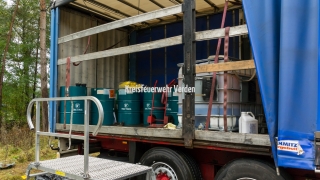 Stückgut auf einem Lastwagen schlug bei einem Wendemanöver Leck.