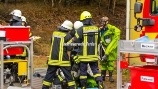 Einsatzkräfte rüsten sich mit Chemikalienschutzanzügen aus.