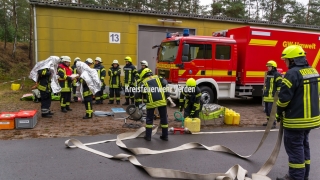 Durch eine Trupp mit Hitzeschutzbekleidung wird der Brandschutz sichergestellt.