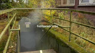 Dichter Rauch dringt aus dem Bunkerkeller unter einem Bürogebäude.