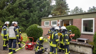 Einsatzkräfte vor dem Bürogebäude.